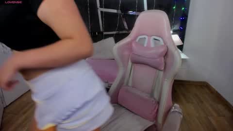  L A R A   online show from December 2024 08:37:01 PM