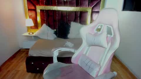  L A R A   online show from February 2025 01:11:02 AM