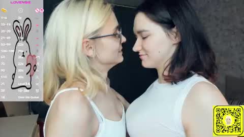 Snapshot of lacyedison chatting on June 2026 07:18:02 PM Violet and Isabel online show from June 2026 07:18:02 PM