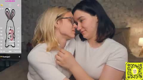 Violet and Isabel online show from June 2026 07:16:01 PM