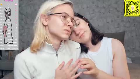 Violet and Isabel online show from June 2026 07:08:01 PM