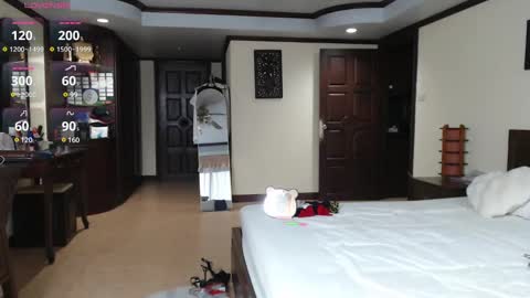 Mia online show from February 2025 11:14:02 AM