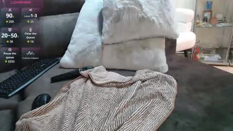 Mia online show from September 2025 01:17:01 AM