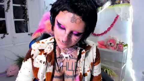 Mia online show from December 2025 07:53:01 PM