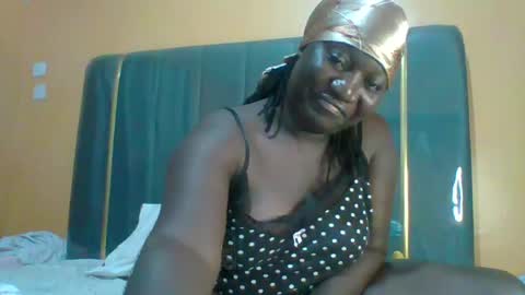 Snapshot of ladyblossoms19 chatting on June 2026 11:39:01 PM lindah32 online show from June 2026 11:39:01 PM