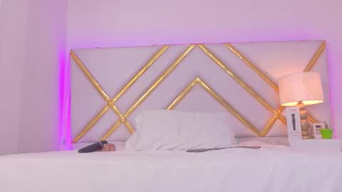 Laila Stilwills online show from October 2025 03:21:01 PM