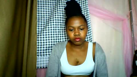 Snapshot of lara_belle chatting on June 2026 05:05:01 AM lara_belle online show from June 2026 05:05:01 AM