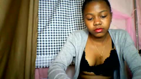 Snapshot of lara_belle chatting on June 2026 05:33:02 PM lara_belle online show from June 2026 05:33:02 PM