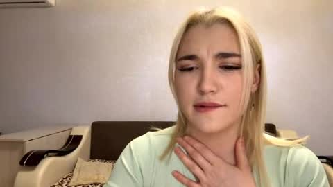 Snapshot of laraarizzi chatting on April 2026 04:48:01 PM Tracy online show from April 2026 04:48:01 PM