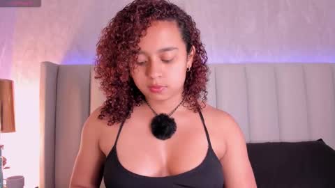 Snapshot of laracurls chatting on November 2025 11:43:01 AM online show from November 2025 11:43:01 AM