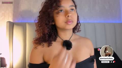 Snapshot of laracurls chatting on November 2025 11:40:02 AM online show from November 2025 11:40:02 AM