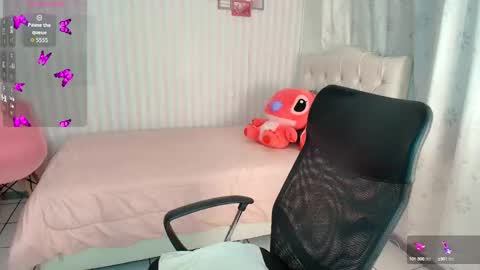 Snapshot of larissalove_doll chatting on September 2025 09:40:02 PM Larissas online show from September 2025 09:40:02 PM