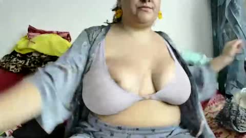 latinagoddess_isa online show from September 2025 09:42:01 PM