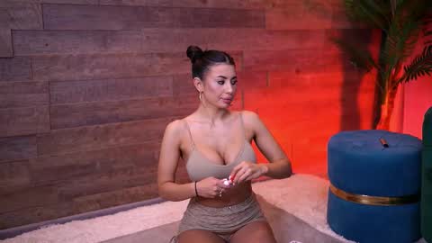 Latina online show from December 2025 06:37:02 PM