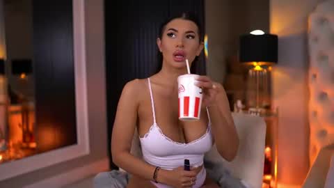 Latina online show from June 2026 06:25:02 PM