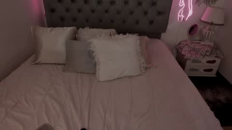 Laura online show from January 2025 04:33:02 AM