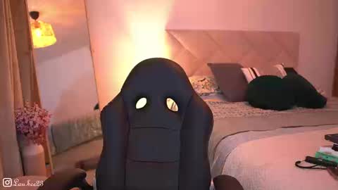 Laura online show from November 2025 06:40:02 PM