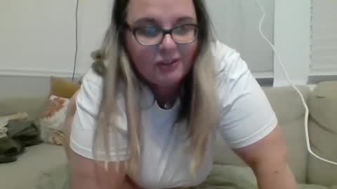 Snapshot of laulauma chatting on January 2025 03:01:01 AM LauLauMa online show from January 2025 03:01:01 AM