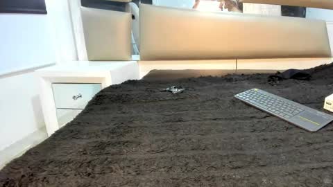 laura__js_ online show from December 2025 04:23:02 PM