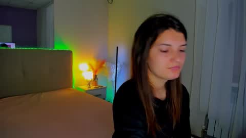 Laura online show from October 2025 05:06:01 AM