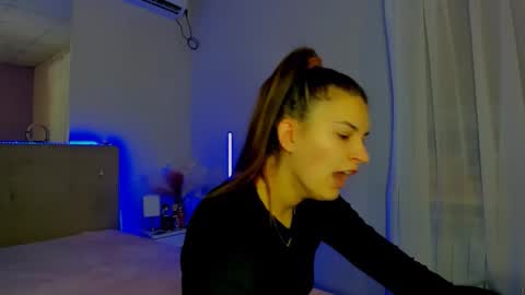 Laura online show from November 2025 06:08:01 AM