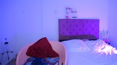 LAURA online show from January 2025 10:04:02 PM