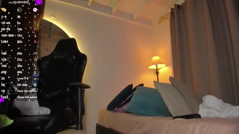 Snapshot of laura_hills18 chatting on October 2025 12:28:01 PM Lura online show from October 2025 12:28:01 PM