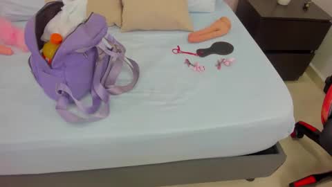 L A U R A online show from November 2025 11:43:01 AM