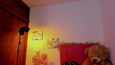 Snapshot of laura_r23 chatting on April 2026 05:43:02 AM Laura Rose online show from April 2026 05:43:02 AM