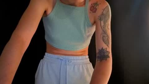 Snapshot of laura_r23 chatting on July 2026 05:04:01 PM Laura Rose online show from July 2026 05:04:01 PM