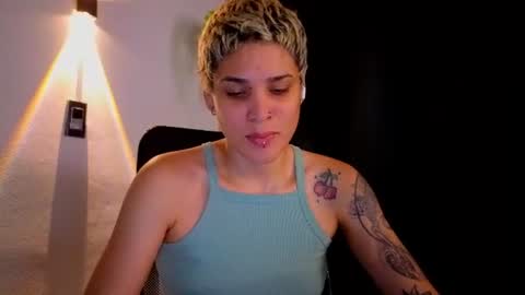 Snapshot of laura_r23 chatting on July 2026 05:10:01 AM Laura Rose online show from July 2026 05:10:01 AM