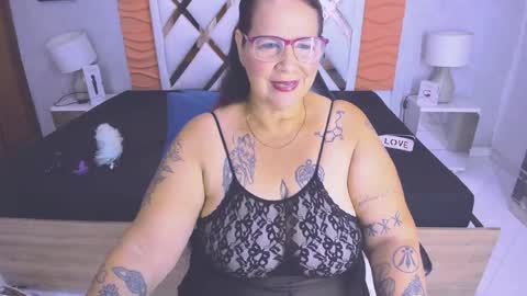 Snapshot of laura_riley chatting on May 2026 12:00:01 PM Laura online show from May 2026 12:00:01 PM