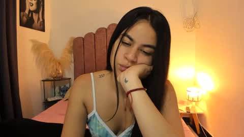 Snapshot of laura_soe chatting on December 2024 02:15:01 PM LAURA SOE online show from December 2024 02:15:01 PM