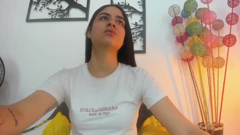 Snapshot of laura_soe chatting on January 2025 01:22:01 PM LAURA SOE online show from January 2025 01:22:01 PM