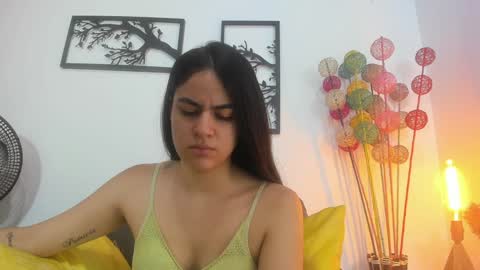 Snapshot of laura_soe chatting on January 2025 04:36:01 PM LAURA SOE online show from January 2025 04:36:01 PM