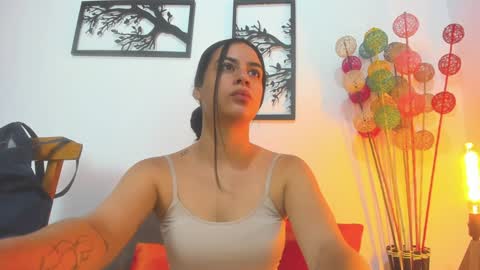 Snapshot of laura_soe chatting on January 2025 01:04:01 PM LAURA SOE online show from January 2025 01:04:01 PM