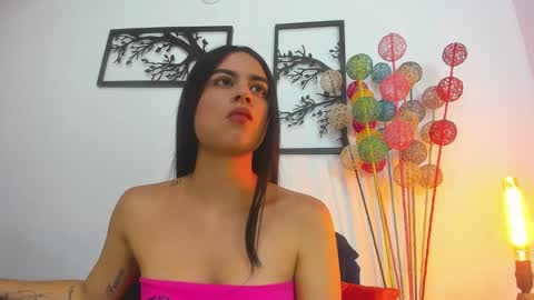 Snapshot of laura_soe chatting on January 2025 06:24:02 PM LAURA SOE online show from January 2025 06:24:02 PM