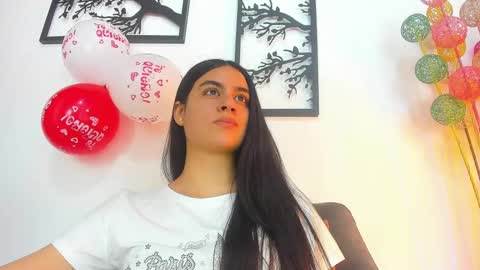 Snapshot of laura_soe chatting on February 2025 06:40:01 PM LAURA SOE online show from February 2025 06:40:01 PM