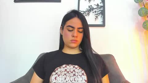 Snapshot of laura_soe chatting on February 2025 05:43:01 PM LAURA SOE online show from February 2025 05:43:01 PM