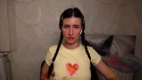 Snapshot of lauradre_ chatting on May 2026 08:51:02 AM Laura online show from May 2026 08:51:02 AM