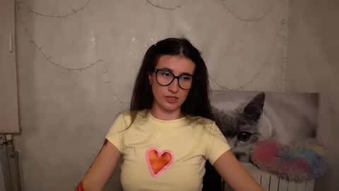 Snapshot of lauradre_ chatting on May 2026 08:12:02 AM Laura online show from May 2026 08:12:02 AM