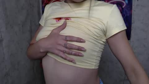 Snapshot of lauradre_ chatting on June 2026 05:31:02 AM Laura online show from June 2026 05:31:02 AM