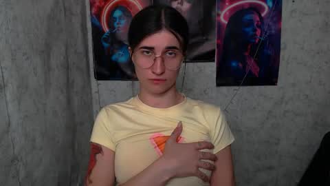 Snapshot of lauradre_ chatting on June 2026 12:00:02 PM Laura online show from June 2026 12:00:02 PM