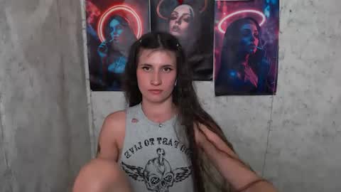 Snapshot of lauradre_ chatting on July 2026 07:09:02 AM Laura online show from July 2026 07:09:02 AM