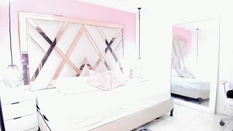 laura  online show from November 2025 08:00:01 PM