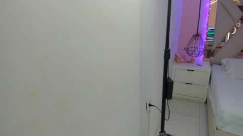 laura  online show from February 2026 07:43:01 PM