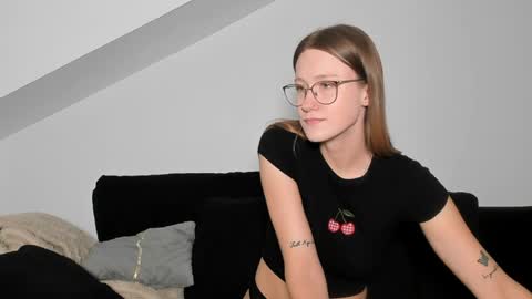 Laura Lara Sommer online show from May 2026 02:12:02 PM