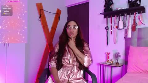 Laura online show from November 2025 08:00:01 PM