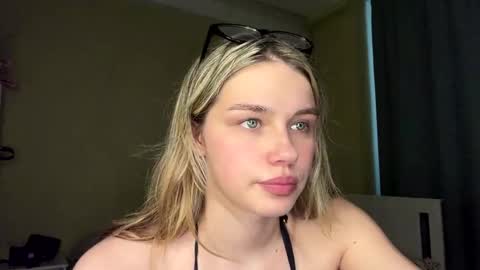 Snapshot of laurineleconey chatting on May 2026 12:11:02 PM Bella online show from May 2026 12:11:02 PM