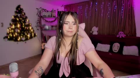 Snapshot of lauu_r chatting on December 2024 07:10:01 AM online show from December 2024 07:10:01 AM